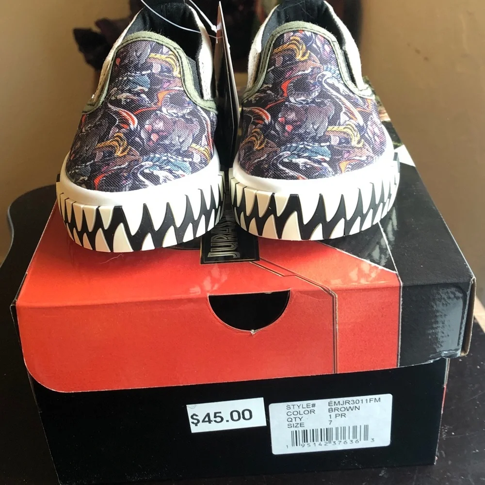Groundup Jurassic World brown glow in the dark shoes size 7 Little kids